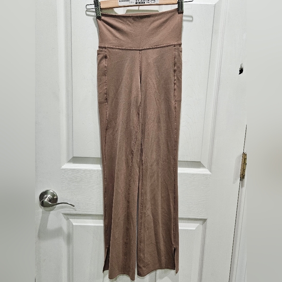 Athleta nude Transcend Stash Crop straight leg leggings Xs - Picture 3 of 5